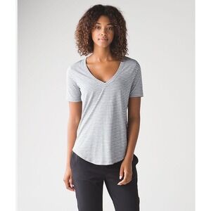 Lululemon Striped V Neck T Shirt Womens‎ Size 6 Gray White Short Sleeve